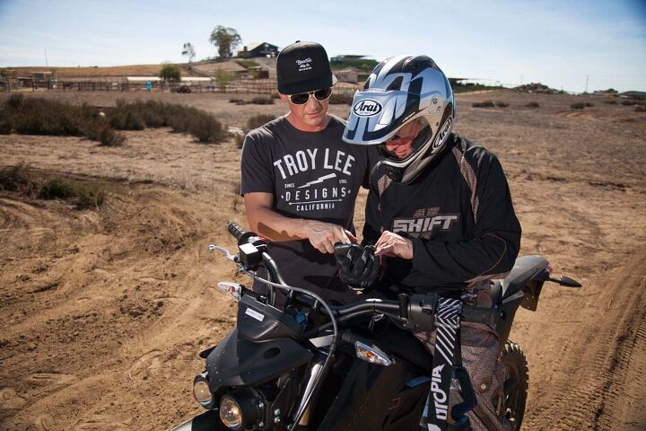 2014 zero fx dirt review video, E i C Duke with Zero s TJ Aguirre adjusting the bike s power directly from the Zero app
