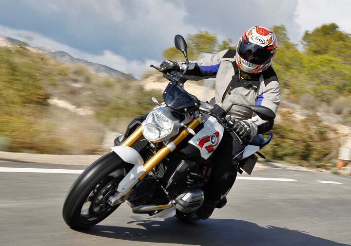 2015 bmw r1200r first ride review video, A 45mm fully adjustable fork much like the one on the S1000R takes up where the Telelever was hacked off with damping in the left tube only