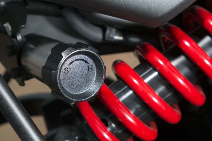 2015 kawasaki versys 650 abs lt first ride review video, This knob for the hydraulically adjustable shock preload allows easy tweaking to accommodate various loads