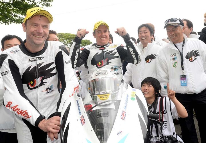 top 5 storylines for the 2015 isle of man tt, Bruce Anstey left and John McGuinness seated rode Honda supported Mugens to a one two finish in the 2014 TT Zero class