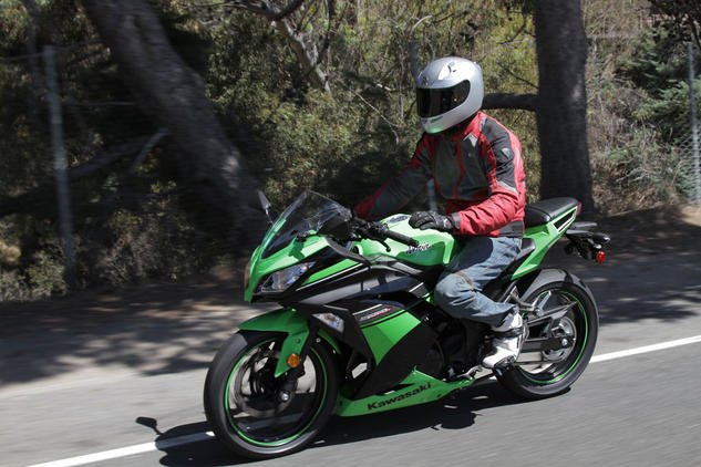 2013 beginner sportbike shootout part 2 video, The Kawasaki Ninja 300 So easy to ride you can do it with one hand
