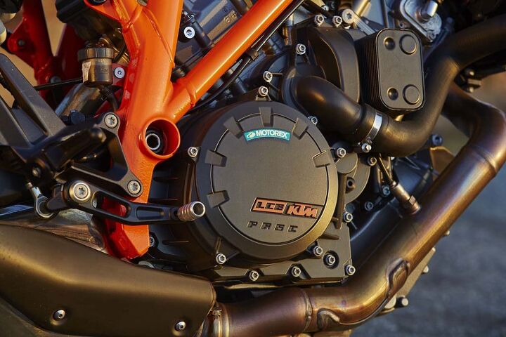 brutish v twin streetfighter comparo part 3 2014 ebr 1190sx vs 2014 ktm 1290 super, For lack of a better word the 1301cc LC8 V Twin in the KTM is simply jaw dropping Brutal torque and acceleration is met with refined fuel mapping to create an engine that ranks up there amongst the best for the entire MO staff