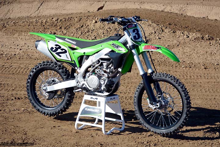 honda crf450r vs husqvarna fc450 vs kawasaki kx450f vs ktm 450 sx f vs suzuki, The 2017 Kawasaki KX450F is marginally different from the completely redesigned 2016 model Changes for 17 include revisions to the KX s Showa air fork and Uni Trak rear suspension