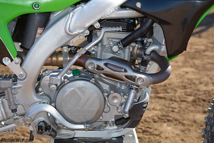 honda crf450r vs husqvarna fc450 vs kawasaki kx450f vs ktm 450 sx f vs suzuki, The Kawasaki s fuel injected DOHC engine is designed to focus its power strongly in the midrange The KX wasn t as strong on the dyno as its raspy exhaust note would suggest punching out 50 6 peak horsepower at 9000 rpm