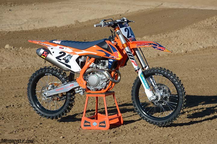 honda crf450r vs husqvarna fc450 vs kawasaki kx450f vs ktm 450 sx f vs suzuki, The 2017 KTM 450 SX F Factory Edition boasts exclusive features such as an Akrapovic muffler orange anodized hardware an orange frame a Sell Dalle Valle saddle and factory race team graphics The accessories push the price tag of the KTM up to 10 399
