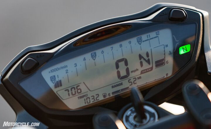middleweight naked bikes a 2017 shootout, Nice tach across the top tells you to keep the Suzuki between 5 and 10k rpm and you re good to go with 6000 rpm producing a smoothish 83 mph Nice big numbers and gear position indicator