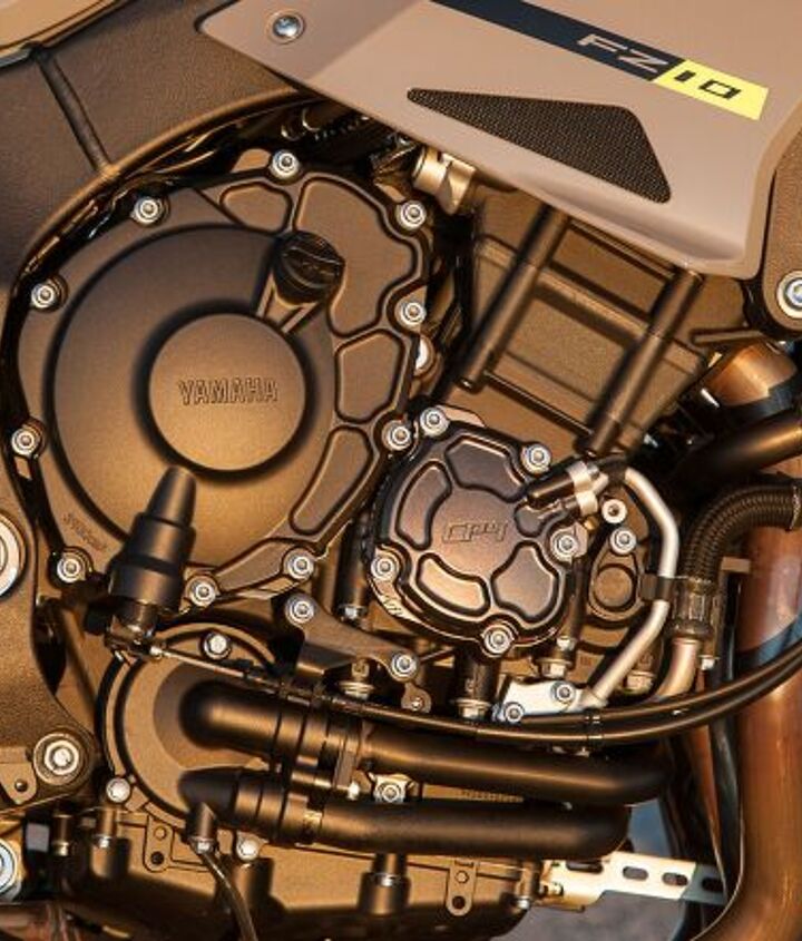 2017 supernaked streetfighter shootout, The FZ 10 s crossplane inline four engine does a couple of remarkable things First It sounds almost as good as the Aprilia V 4 Second It manages to keep up with the other bikes in this test and doesn t ever really feel like it s struggling