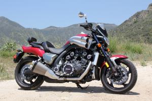 shoot outs 2010 triumph rocket iii roadster vs 2010 star vmax 89658, It s the VMax What else do you need to know