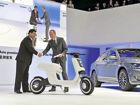 news volkswagen unveils electric scooter 90816, Volkswagen unveiled an electric scooter at the Shanghai Auto Show