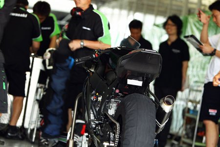 2011 kawasaki zx 10r racebike in action