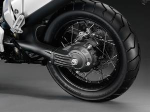 2012 yamaha super tenere review motorcycle com, A nicely shaped cast aluminum swingarm houses the T n r s shaft final drive