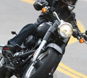 2010年哈雷戴维森强啡肽广泛滑翔审查摩托车com,这张照片展示了胖男孩是诚实地通过它的名称