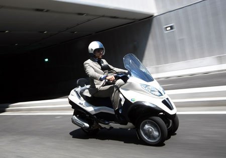 piaggio mp3 hybrid 300ie released, Based on Piaggio s research the MP3 Hybrid 300ie can meet the average European scooter user s needs
