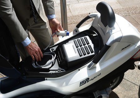 piaggio mp3 hybrid 300ie released, The lithium ion battery pack is located under the seat