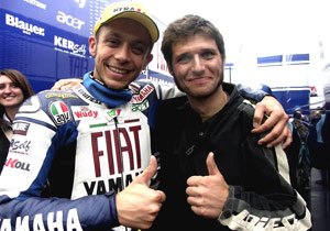 rossi to attend isle of man tt races, Valentino Rossi left shows his support for TT Dainese racer Guy Martin