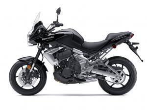 2010 kawasaki versys review motorcycle com, On the left side the exhaust and shock are nowhere to be seen whereas the swingarm looks like a traditional braced unit