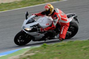 2010 aprilia rsv4 r review motorcycle com, Despite a lesser spec suspension and a few extra pounds the RSV4 R is still an extremely impressive handler