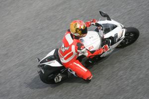 2010 aprilia rsv4 r review motorcycle com, The RSV4 s compact dimensions are even palatable for Tor s tall frame