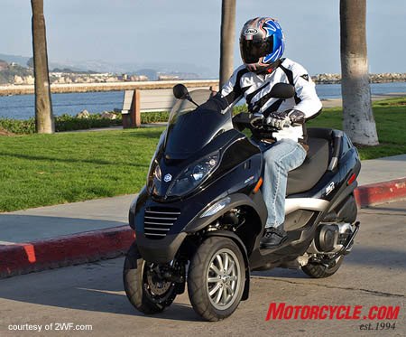 2008 piaggio mp3 400 review motorcycle com, If you lock the front suspension you don t even have to put your feet down when you stop