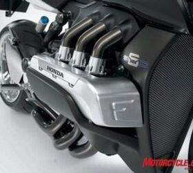 2007 tokyo motor show, The protruding cylinder heads of the big flat Six motor give the bike a unique look further enhanced by the visual balance of the intake pipes entering the top of each head and the exhaust pipes exiting below
