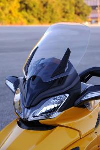 2013 can am spyder st s roadster review motorcycle com, In the high position of its four inches of vertical adjustment the ST s windscreen diverts wind gusts above the rider s helmet And while a rider still peers over the top of the windscreen its curvature severely distorts objects in the bottom field of peripheral vision