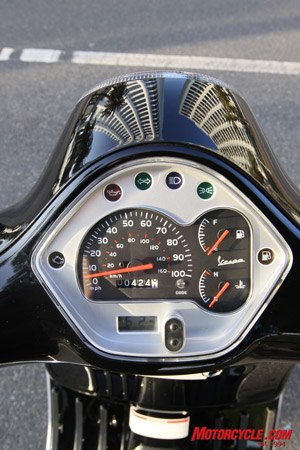 2009 vespa gts 300 super motorcycle com, A simple dash with lots of function