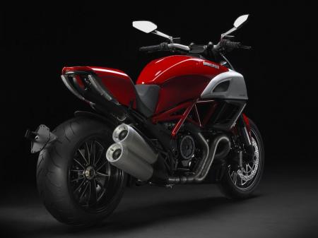 eicma 2010 ducati diavel, The wide rear uses a specially ordered dual compound Pirelli tire