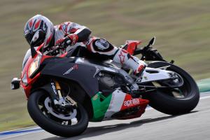 2011 aprilia rsv4 factory aprc se review motorcycle com, With its closer spaced gearbox and quick shifter acceleration is impressive