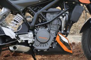 2012 ktm 200 duke review motorcycle com, The 199 5cc Single is fuel injected and offers impressively smooth power delivery