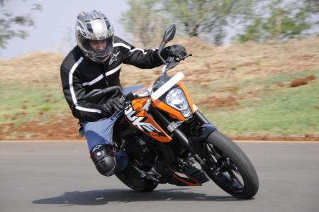 2012 ktm 200 duke review motorcycle com, In order to keep the 200 Duke in the heart of the powerband it s best to upshift around 10 000 rpm