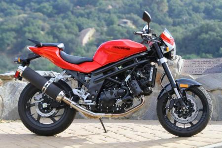 2010 hyosung gt650 review motorcycle com, It s no surprise Hyosung s 647cc 90 degree Twin looks similar to the V Twin Suzuki uses in the SV650 Hyosung was a supplier for some of the components in the SV Even the GT s frame is similarly styled to early model SV650s