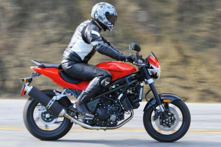 2010 hyosung gt650 review motorcycle com, The GT s mostly upright riding position is comfortable enough to allow for many miles between stops to stretch legs and there s plenty of room to move around in the saddle for more sport oriented riding
