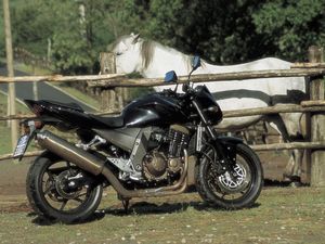 kawasaki z750 motorcycle com, So the visual impact isn t as rich or refined as the 1000 but all of big brother s aggressively sexy lines are intact