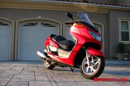 2008 yamaha majesty review motorcycle com, Comfy scooter seating in the back