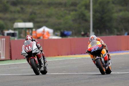 2011 motogp valencia results, In perhaps the most dramatic finish this season Casey Stoner edged out Ben Spies by just 0 015 seconds