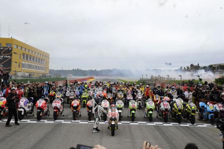 2011 motogp valencia results, Before the race the entire paddock from all three classes lined up at the finish line to rev their engines in Marco Simoncelli s memory Afterwards 1993 World Champin Kevin Schwantz led all the riders in a memorial lap