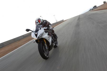 2013 triumph daytona 675r review motorcycle com, Seat height is unchanged on R bikes compared to last year but the higher clip ons and generous legroom are little changes based on customer feedback
