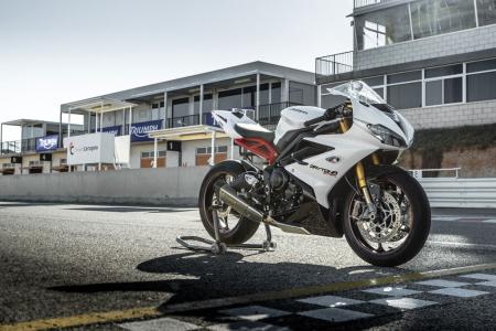 2013 triumph daytona 675r review motorcycle com, Watch out middleweight category there s a new king in town And it prefers Guinness over sake or limoncello