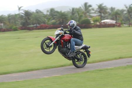 2011 yamaha fz 16 review motorcycle com, The FZ 16 s air cooled 153cc engine provides enough grunt to have some fun
