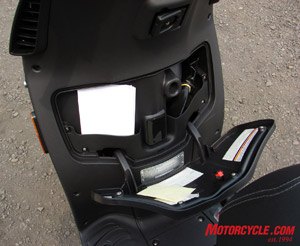 2008 aprilia sportcity 250 review motorcycle com, Glove box for easy access to your importing things