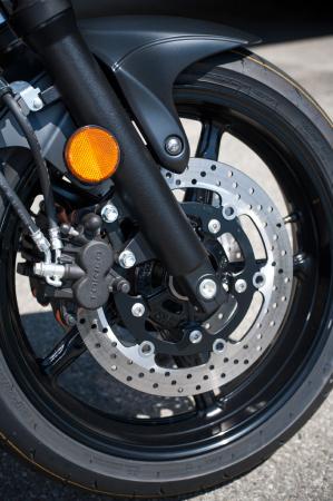 2013 suzuki sfv650 review motorcycle com, While the SFV boasts twin 2 piston Tokico calipers gripping 290mm discs initial bite is underwhelming and stopping performance only moderately impressive They combined with the rear s single 1 piston caliper and 240mm disc get the job done