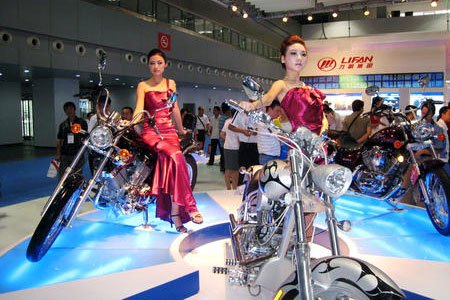 2009 chinese motorcycle show part 2, Lifan cruisers including the new LF400 left and LF250 right
