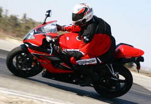 2006 open superbike shootout motorcycle com, This is Dale in a rare moment of color coordination