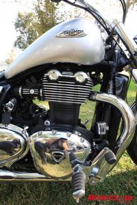 2010 kawasaki vulcan 1700 classic vs 2010 triumph thunderbird motorcycle com, Triumph s big lunged Parallel Twin provides more poke than the Vulcan s Twin but not by much
