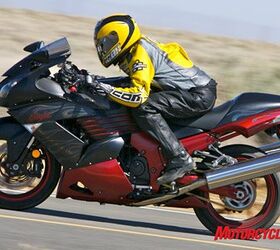 manufacturer 2008 hyperbike shootout hayabusa vs zx14 78157, Tucking in on the Ninja doesn t yield the same streamlined profile as tucking in on the Hayabusa