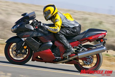 manufacturer 2008 hyperbike shootout hayabusa vs zx14 78157, Tucking in on the Ninja doesn t yield the same streamlined profile as tucking in on the Hayabusa