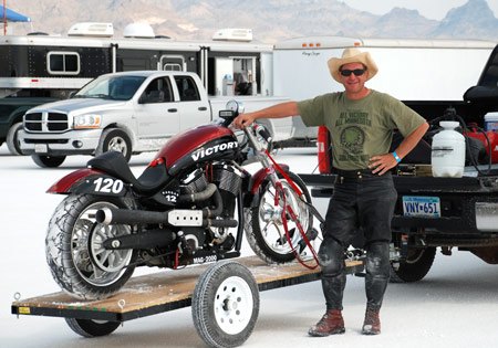 victory rider sets speed run record, Note the modified exhaust on Gregor Moe s record setting Victory Kingpin