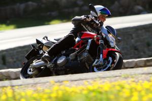 2010 aprilia shiver 750 abs review motorcycle com, Thanks to its quality chassis the Shiver loves the corners