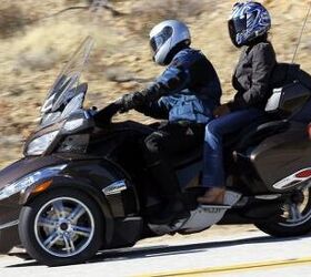 2012 can am spyder roadsters review video motorcycle com, The RT versions of the Spyders deliver a luxury touring choice to riders unwilling to hold up 900 pounds of luxo barge bulk at a stop and offers more stowage space than anything on two wheels