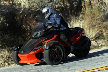 2012 can am spyder roadsters review video motorcycle com, Either Spyder can be ordered with the SE5 transmission which simplifies use by including an automatic clutch and a paddle shift gearbox
